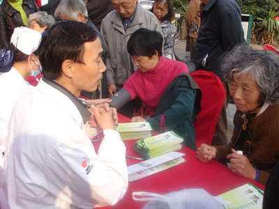 苏州东吴中西医结合医院医生在向市民讲解日常保健知识