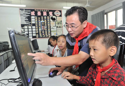 苏州东吴中西医结合医院领导指导孩子使用电脑